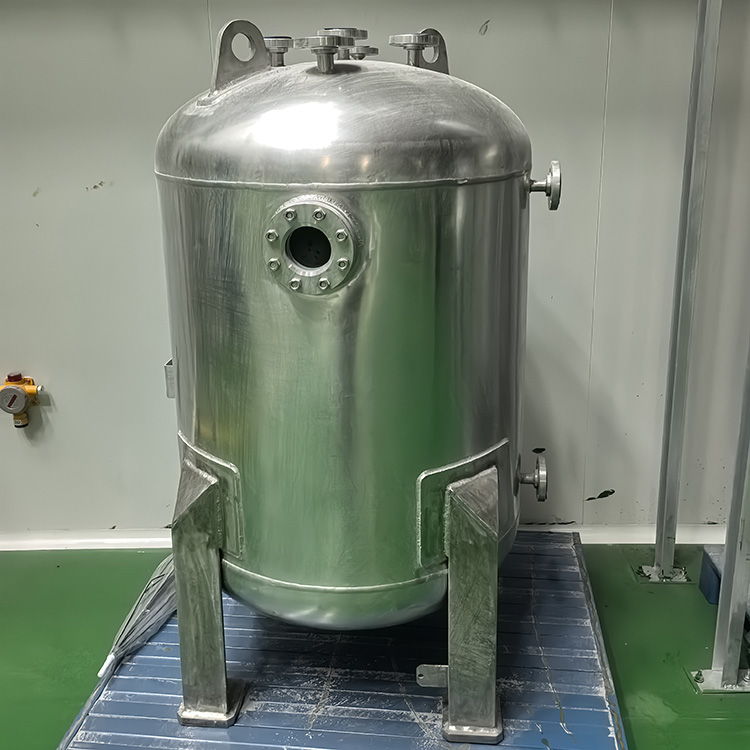 Custom Storage Tanks Custom storage tanks are engineered vessels designed according to specific requirements for storing, processing, or temporarily holding liquids, gases, powders, or other industrial materials. Compared with standard tank
